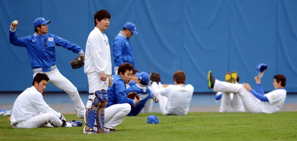 제3회 월드베이스볼클래식(WBC) 첫 경기에서 충격적인 패배를 당한 한국 대표팀이 경기가 없는 3일 타이완 타이중구장에서 스트레칭과 캐치볼 등으로 몸을 풀고 있다.  타이중 박성일 기자 sungil@sportsseoul.com