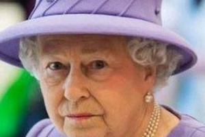 영국 여왕, 늦어지는 ‘로열 베이비’ 재촉