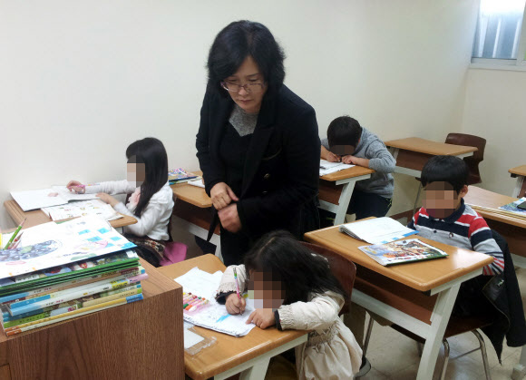 탈북자 자녀를 위해 세워진 서울 구로구 개봉동 금강학교 교실에서 학생들을 지도하는 주명화 교장. 연합뉴스