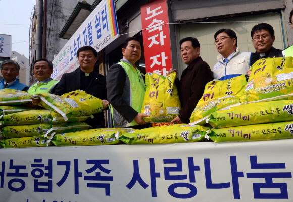 6일 서울 종로구 교복동 노숙인쉼터에서 열린 농협가족 사랑나눔 행사에서 최원병(오른쪽 네 번째) 농협중앙회장과 신동규(오른쪽 두 번째) 농협금융지주 회장 등이 서울노숙자선교회에 쌀과 성금 5000만원을 전달하고 있다. 박지환 기자 popocar@seoul.co.kr