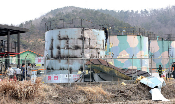 7일 폭발사고가 발생한 경북 구미시 오태동 한국광유 유류저장소에서 소방관들이 파손된 옥외탱크를 살펴보고 있다. 연합뉴스