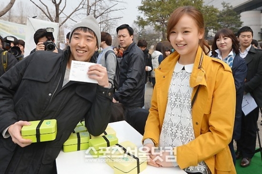 리듬체조 요정’ 손연재가 8일 오전 서울 신촌동 연세대학교 백주년기념관 앞에서 진행된 ‘대학생과 함께하는 녹색식생활 도시락 전달 캠페인’에 참석하고 있다.