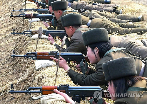북한 인민군이 평양 근교에서 사격훈련을 하고 있다고 조선중앙통신이 7일 촬영, 보도했다