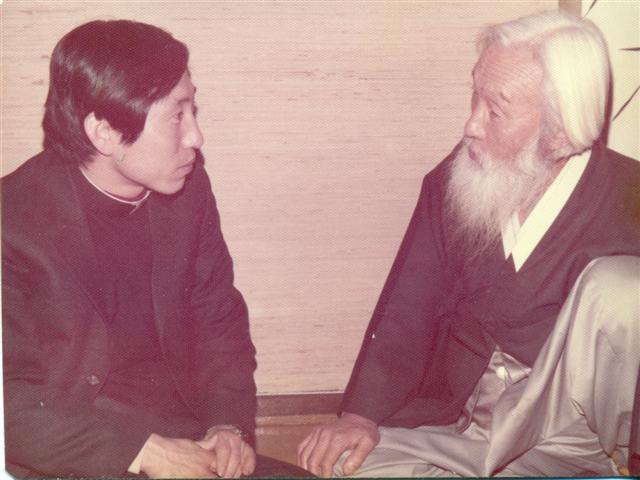 1974년 사상가이자 민권운동가였던 고함석헌(오른쪽)선생과 함께.