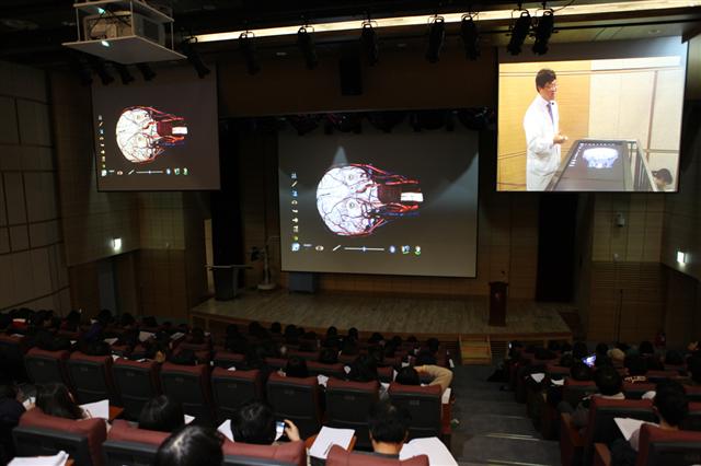 지난 9일 서울 성북구 안암동 고려대 의대 유광사홀에서 류임주 해부학교실 교수가 가상해부테이블의 디지털시체로 뇌와 시신경의 연결에 관해 설명하고 있다.  고려대학교 제공
