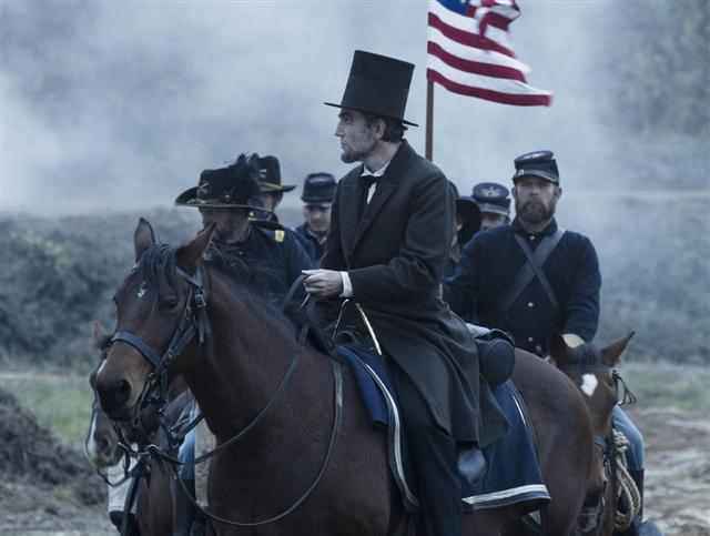 지난해 11월 미국에서 개봉한 영화 ‘링컨’의 한 장면. 스티븐 스필버그 감독이 연출한 이 영화는 미국 에이브러햄 링컨 대통령이 노예제 폐지를 법제화하는 과정을 상세히 묘사했다.  서울신문 포토라이브러리