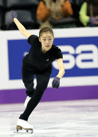 피겨여왕 김연아가 12일(한국시각) 2013 국제빙상경기연맹(ISU) 세계피겨선수권대회가 열리는 캐나다 온타리오주 런던 버드와이저 가든스에서 첫 공식훈련을 하고 있다.  연합뉴스