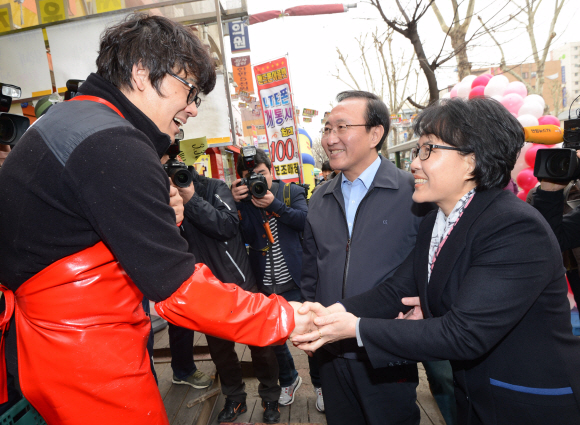 서울 노원병 지역의 4·24 국회의원 보궐선거에 출마한 김지선(오른쪽) 진보정의당 후보가 12일 남편인 노회찬(가운데) 진보정의당 공동대표와 함께 노원구 마들역 인근 상가를 돌며 주민들과 인사를 나누고 있다. 안주영 기자 jya@seoul.co.kr