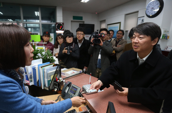 4·24 서울 노원병 국회의원 보궐선거에 도전장을 내민 안철수 전 서울대 교수가 12일 오후 노원구 상계1동 주민센터에서 전입신고를 하기 위해 주민등록증을 직원에게 건네고 있다. 안주영 기자 jya@seoul.co.kr