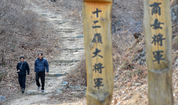 너무 가팔라 코가 땅에 닿는다고 하는 십이령고개를 걸어 내려오는 소설가 김주영(오른쪽)과 이규봉씨. 십이령고개는 울진과 봉화를 이어주는 길로 해산물과 농산물을 교류하는 통로였다. 손형준 기자 boltagoo@seoul.co.kr