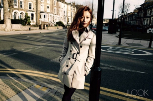 영국 런던에서 패션지 화보를 촬영한 배우 김희선. <br>버버리 제공