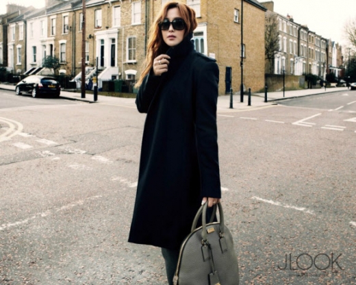 영국 런던에서 패션지 화보를 촬영한 배우 김희선. <br>버버리 제공