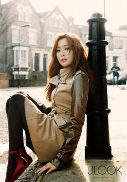 영국 런던에서 패션지 화보를 촬영한 배우 김희선. <br>버버리 제공