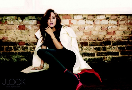 영국 런던에서 패션지 화보를 촬영한 배우 김희선. <br>버버리 제공