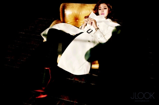 영국 런던에서 패션지 화보를 촬영한 배우 김희선. <br>버버리 제공