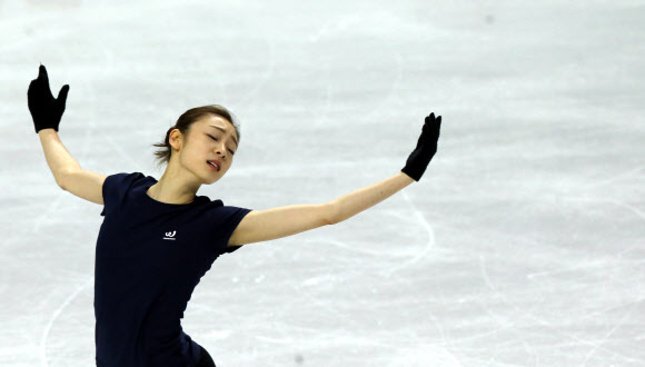 공식훈련 하는 김연아 피겨여왕 김연아가 13일(한국시각) 2013 국제빙상경기연맹(ISU) 세계피겨선수권대회가 열리는 캐나다 온타리오주 런던 버드와이저 가든스에서 공식 연습을 하고 있다.  연합뉴스