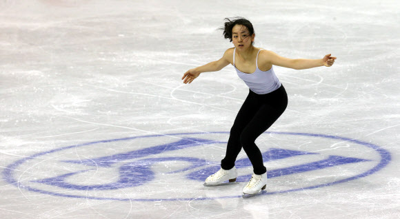 김연아 라이벌 아사다의 연기 피겨여왕 김연아의 라이벌 아사다 마오가 13일(한국시각) 2013 국제빙상경기연맹(ISU) 세계피겨선수권대회가 열리는 캐나다 온타리오주 런던 버드와이저 가든스에서 공식 연습을 하고 있다.  연합뉴스