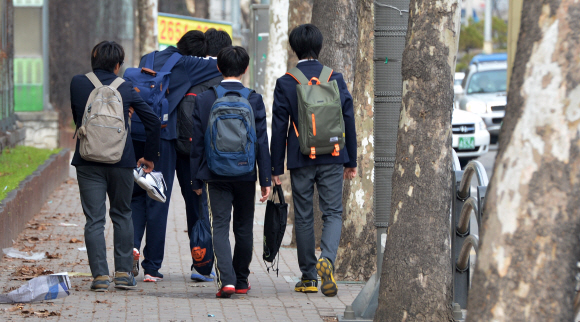 경북 경산에서 학교폭력에 시달리던 한 학생이 스스로 목숨을 끊은 가운데 13일 서울 양천구 신정동의 한 고등학교 학생들이 수업을 마치고 삼삼오오 모여 하교하고 있다. 손형준 기자 boltagoo@seoul.co.kr