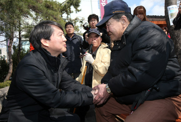 4ㆍ24 재보선 노원병 지역 출마를 선언한 안철수 전 서울대 교수가 14일 오전 서울 노원구 상계동 거리에서 주민들에게 인사를 하고 있다.  연합뉴스