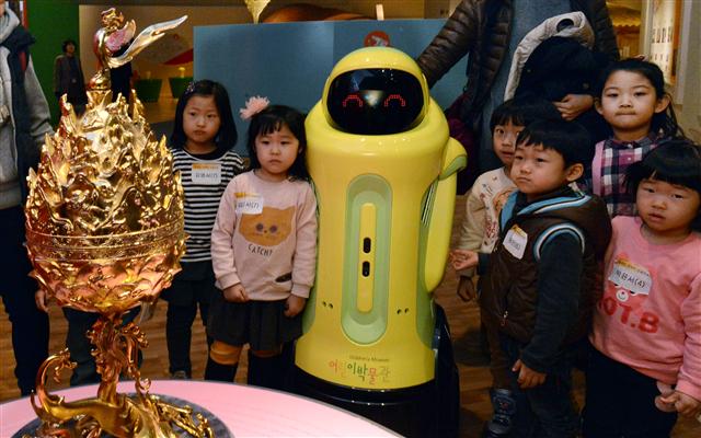 서울 용산구 국립중앙박물관 어린이박물관에서 시범운영에 들어간 전시안내 로봇 ‘알로’가 전시실을 다니면서 어린이들에게 설명을 해 주고 있다.  이종원 선임기자 jongwon@seoul.co.kr