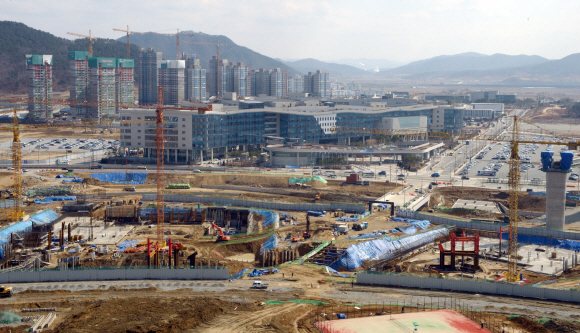 정부 부처의 세종청사 입주 6개월을 맞은 15일 세종청사 주변에서는 새 청사와 주거단지 추가 건설공사가 한창 진행되고 있다.  세종 정연호 기자 tpgod@seoul.co.kr