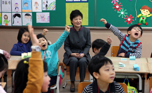 초등학생들과 함께  박근혜 대통령이 15일 서울 종로구 창신동 명신초등학교를 방문, 학교 안전 점검 현장을 살펴본 뒤 교실을 방문해 수업 중인 학생들을 흐뭇한 표정으로 지켜보고 있다.  이언탁 기자 utl@seoul.co.kr 
