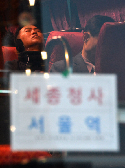 세종시로 출근하는 한 공무원이 15일 오전 서울 용산구 서울역에서 출발하는 통근버스를 탄 뒤 피곤한 듯 눈을 감고 있다. 무료로 운영되는 통근버스가 서울과 세종시를 오가는 데는 4시간이 걸린다. 박지환 기자 popocar@seoul.co.kr