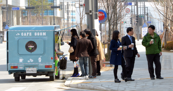 편의시설이 부족한 정부세종청사 입구에 새로 생긴 노상 커피판매 차량에서 줄을 서서 커피를 주문하는 공무원들.  세종 정연호 기자 tpgod@seoul.co.kr
