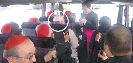 교황 프란치스코(흰색 원 안)가 지난 13일(현지시간) 추기경들과 함께 버스를 타고 숙소로 이동하는 모습. 버스에 함께 탔던 안토니오 스파다로 신부가 사진을 찍어서 페이스북에 공개했다.