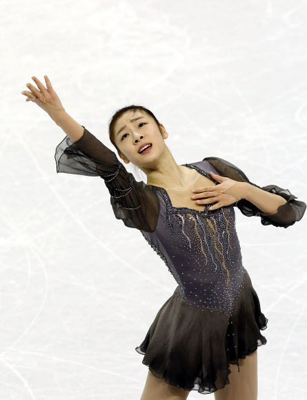 한국의 피겨여왕 김연아가 17일(한국시간) 2013 국제빙상경기연맹(ISU) 세계피겨선수권대회가 열린 캐나다 온타리오주 런던 버드와이저 가든스 빙상장에서 프리 연기를 앞두고 최종 리허설을 하고 있다.  연합뉴스