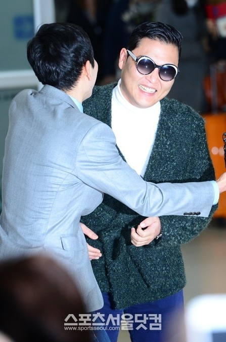신곡 발표와 대규모 단독 콘서트를 앞둔 가수 싸이가 17일 오전 김포국제공항을 통해 귀국한 가운데 취재진에게 포즈를 취하고 있다.