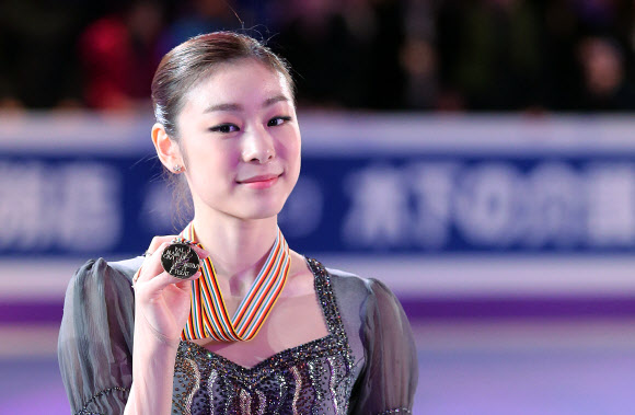 한국의 피겨여왕 김연아가 17일(한국시각) 2013 국제빙상경기연맹(ISU) 세계피겨선수권대회 여자싱글에서 우승한 후 시상식에서 우승메달을 들어 보이고 있다.  연합뉴스