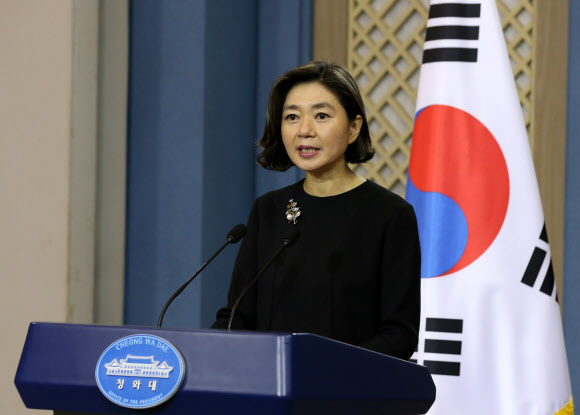 김행 청와대 대변인이 17일 오후 청와대 춘추관에서 가진 긴급 브리핑에서 “박근혜 대통령이 국회의 정부조직법 개정안 합의에 대해 감사하다는 입장을 밝혔다”고 말하고 있다. 청와대사진기자단