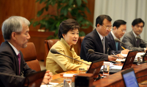 박근혜 대통령이 18일 오전 청와대에서 열린 수석비서관회의에서 모두발언을 통해 국정현안에 대해 말하고 있다. 연합뉴스