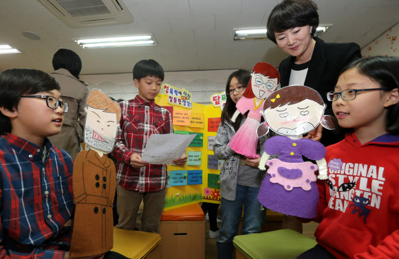 경기 용인 신리초등학교 6학년 학생들이 19일 상황극을 통해 성폭력 위협에 대처하는 법을 배우고 있다. 연합뉴스