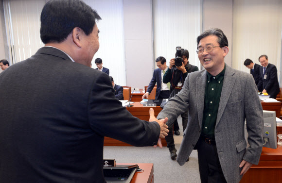 새누리당 원내대표인 이한구 국회 운영위원장이 19일 오후 국회 운영위원회 전체회의에서 민주통합당 박기춘 원내대표와 악수하고 있다. 연합뉴스