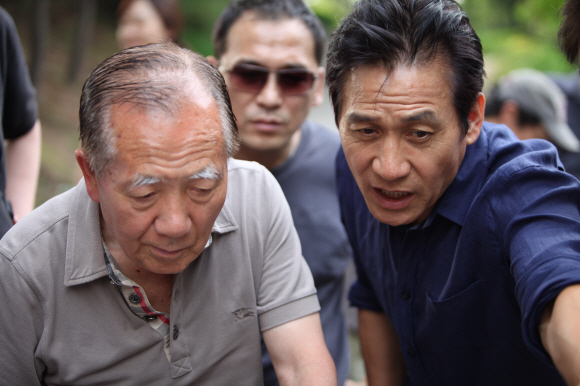 영화촬영 도중 김 명예위원장(왼쪽)이 영화배우 안성기(오른쪽)와 함께 촬영화면을 보고 있다.