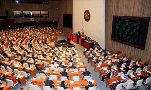 국회는 22일 미래창조과학부와 해양수산부를 신설해 ‘15부2처18청’에서 ‘17부3처17청’으로 확대 개편하는 내용의 정부조직법 개정안을 통과시켰다. 국회는 이날 본회의에서 새누리당과 민주통합당이 합의해 마련한 정부조직법 개정안을 표결에 부쳐 재석의원 212명 가운데 찬성 188명, 반대 11명, 기권 13명으로 가결 처리했다.연합뉴스