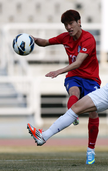 22일 고양종합운동장에서 열린 월드컵 축구대표팀 자체 평가전에서 이청용이 강한 슈팅을 시도하고 있다. 연합뉴스