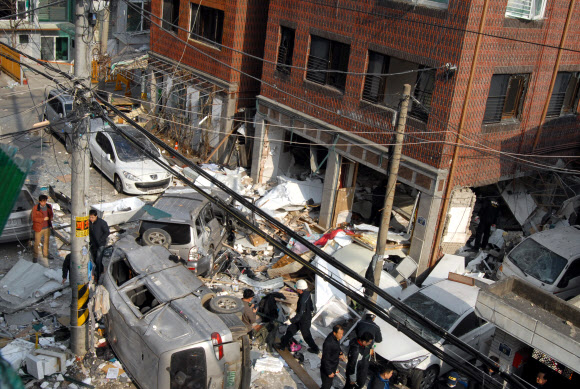 24일 오전 경기 하남시 덕풍동 상가주택 1층 가정집에서 발생한 도시가스 폭발 사고로 주변이 전쟁터를 방불케 하고 있다. 이 사고로 행인 등 7명이 다쳤으며 주변 점포 61개동과 차량 19대가 파손됐다. 연합뉴스