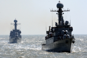 실전 같은 대잠 폭뢰 →  격침 “영해 빈틈은 없다”