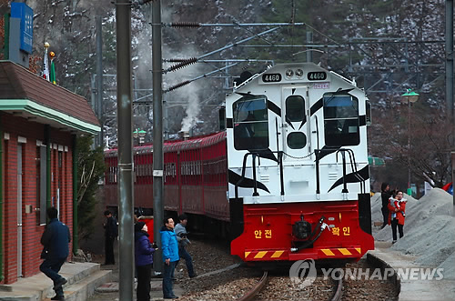 차를 타고 가거나 평소처럼 여행하면서는 절대 맛볼 수 없는 멋진 풍경이 있다. 백두대간협곡열차(V-train)는 백두대간의 속살을 보여준다. V-train은 분천과 양원, 승부, 철암 구간(27.7km)을 하루에 3차례 왕복하는, 차창을 아주 시원하게 제작한 관람 전용 열차다. V-train이 승부역에 잠시 멈춰 있다.