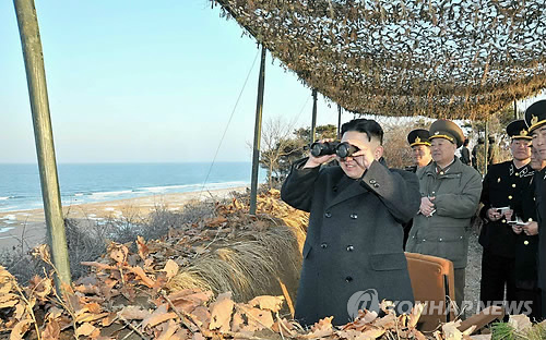 北김정은, 동해서 軍 상륙ㆍ반상륙 훈련 참관 북한 김정은 국방위원회 제1위원장이 25일 동해에서 인민군 제324대연합부대와 제287대연합부대, 해군 제597연합부대의 상륙 및 반상륙 훈련을 참관했다. 사진은 김정은 제1위원장이 쌍안경으로 북한군의 상륙 훈련 모습을 지켜보고 있다. 연합뉴스