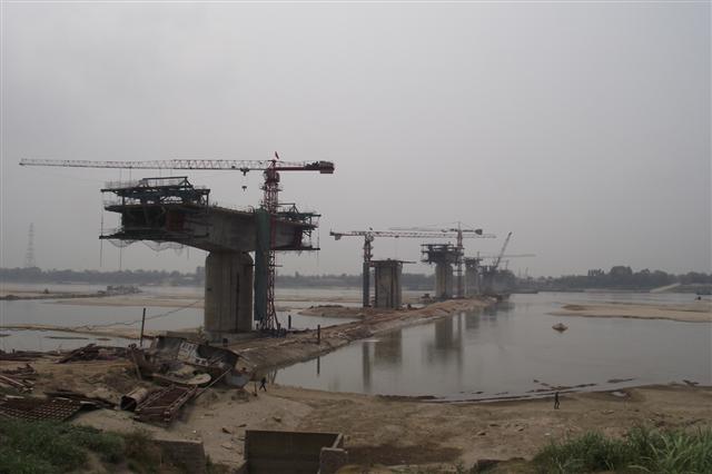 하노이 제5번 외곽순환도로의 핵심 공정구간인 빈틴교. 2015년 1월 완공 예정인 이 다리는 현재 공정률이 54%를 넘어 6개월가량 공기가 단축될 전망이다.