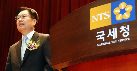 김덕중 신임 국세청장이 27일 서울 종로구 수송동 국세청에서 열린 취임식에서 인사를 하고 있다. 