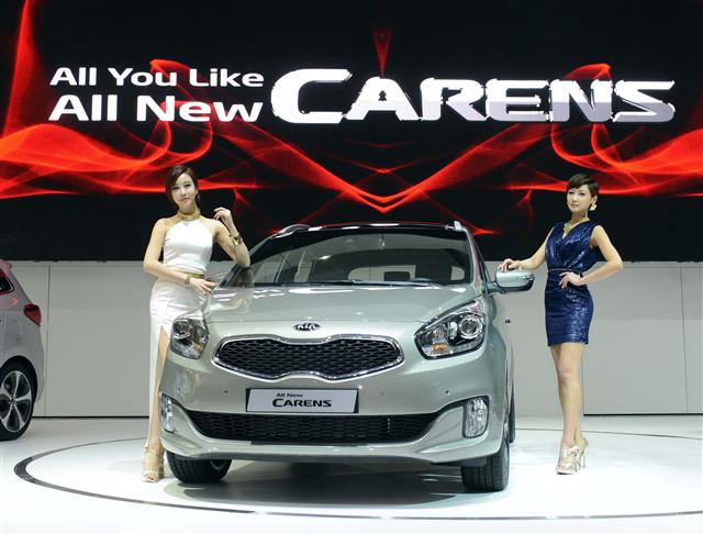 2013 서울 국제모터쇼 프레스데이에서 처음 선보인 기아차 ‘올 뉴 카렌스’를 배경으로 모델이 포즈를 취하고 있다. 기아차 제공