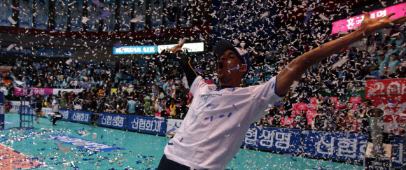 챔프전 최우수선수(MVP)로 선정된 삼성화재의 외국인 레오가 두 손을 번쩍 들어 올리며 우승 세리머니를 펼치고 있다. 연합뉴스