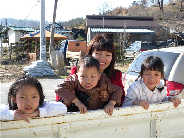 김씨가 큰딸 나영(왼쪽 첫 번째)양과 아들 봉규(왼쪽 두 번째)군, 둘째 딸 규리양과 즐거운 시간을 보내고 있다.