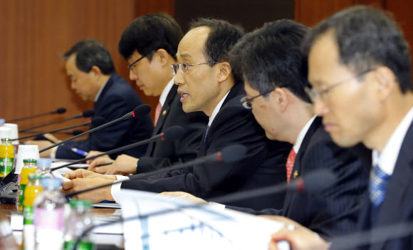 추경호(오른쪽에서 세번째) 기획재정부 제1차관이 29일 정부서울청사에서 물가관계차관회의를 주재하고 있다. 