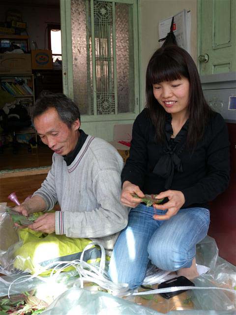 베트남에서 2005년 시집 온 김영미씨는 아이들이 크는 모습을 보면서 희망을 보고 행복을 느끼지만 차별을 받지 않고 자라주기를 바란다. 김씨가 거실에서 남편 이병일씨와 함께 깻잎을 묶어 상자에 넣고 있다.